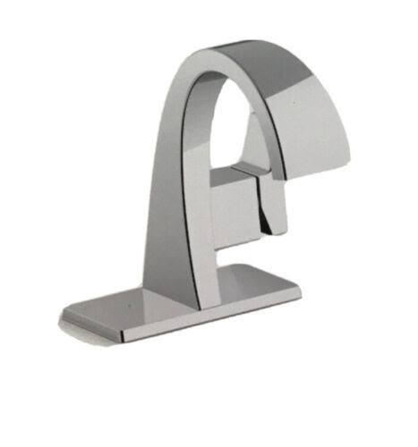 Polished Chrome Single-Hole Single-Handle Bathroom Faucet D454494