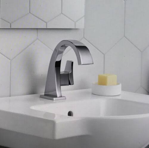 Polished Chrome Single-Hole Single-Handle Bathroom Faucet D454494